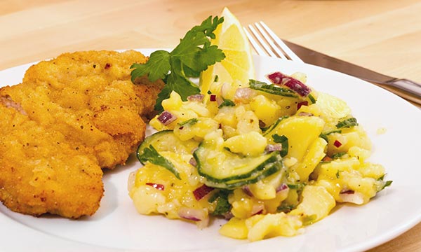 Ein beliebter Klassiker: Schnitzel mit Kartoffelsalat Ein beliebter Klassiker: Schnitzel mit Kartoffelsalat