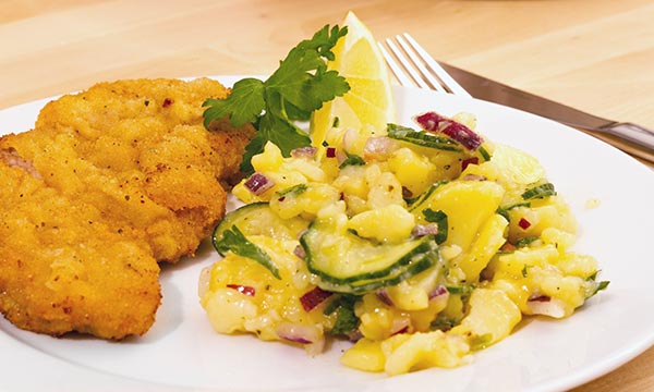 Ein beliebter Klassiker: Schnitzel mit Kartoffelsalat