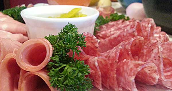 Frische Fleisch- und Wurstwaren, wie Salami und Schinken